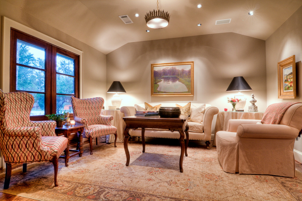 Foto de salón para visitas cerrado tradicional de tamaño medio con paredes beige y suelo de madera en tonos medios