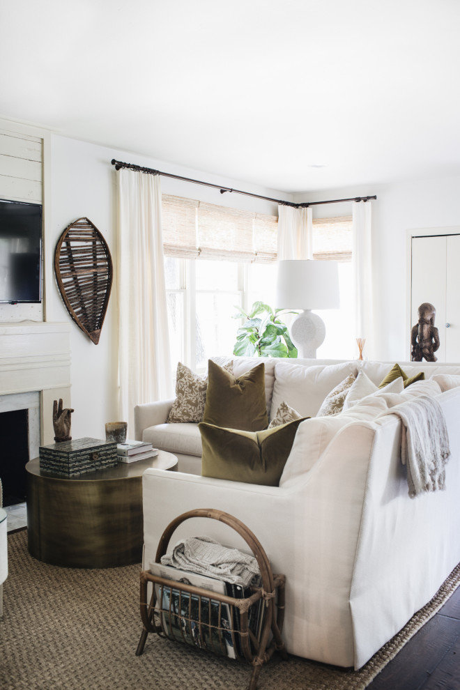 Пример оригинального дизайна: открытая гостиная комната среднего размера в стиле неоклассика (современная классика) с белыми стенами, темным паркетным полом, стандартным камином, фасадом камина из плитки, телевизором на стене и коричневым полом