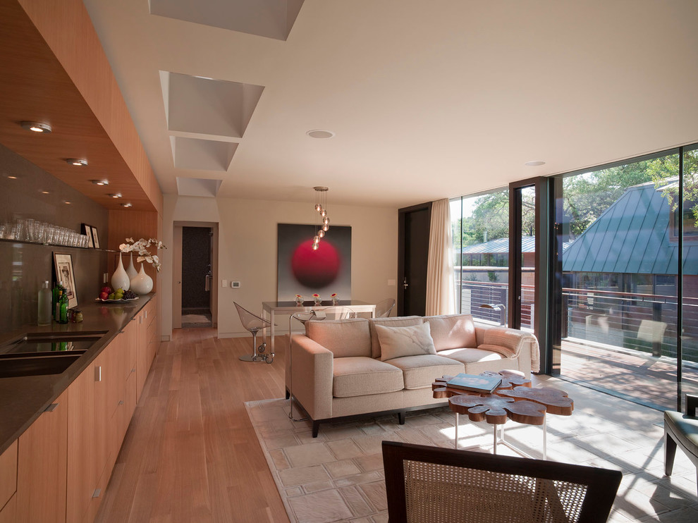 Ejemplo de salón para visitas abierto minimalista pequeño sin chimenea y televisor con paredes beige, suelo de madera en tonos medios y suelo marrón