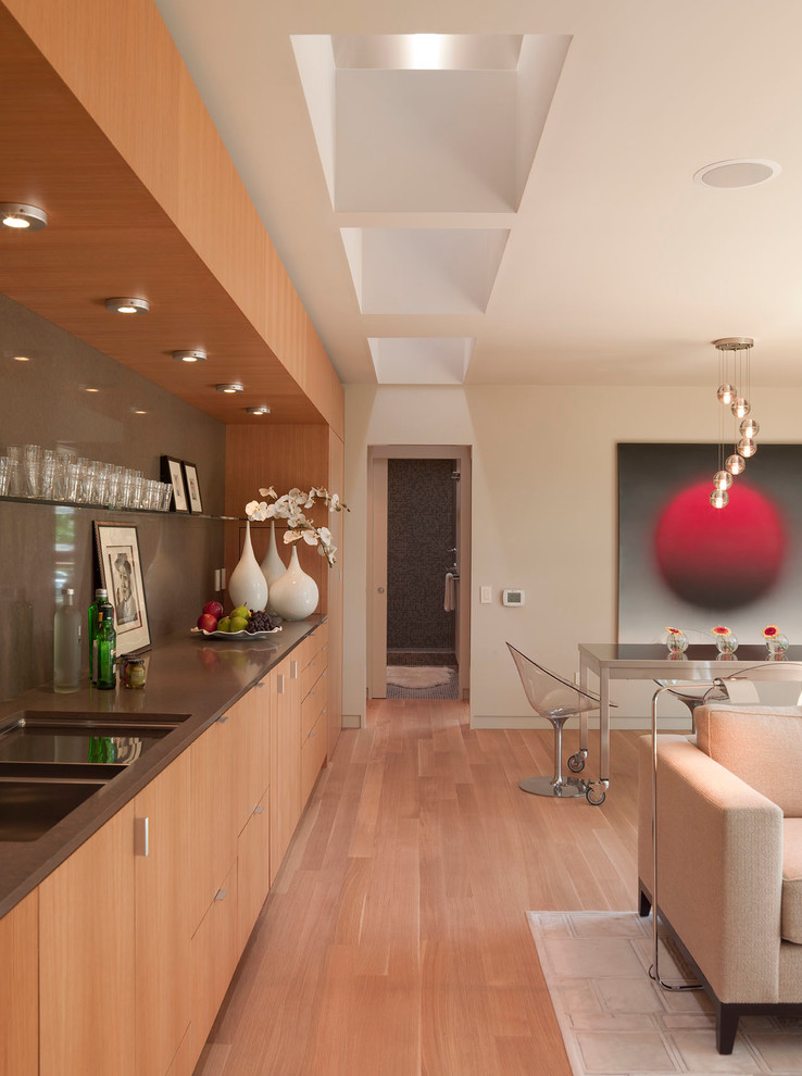Kleines, Repräsentatives, Fernseherloses, Offenes Modernes Wohnzimmer ohne Kamin mit beiger Wandfarbe, braunem Holzboden und braunem Boden in Austin