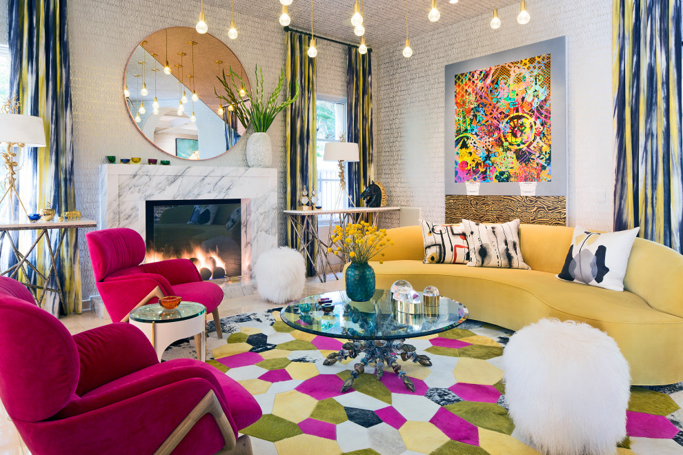 Пример оригинального дизайна: парадная гостиная комната в стиле фьюжн с разноцветными стенами, стандартным камином, фасадом камина из камня, потолком с обоями и обоями на стенах без телевизора