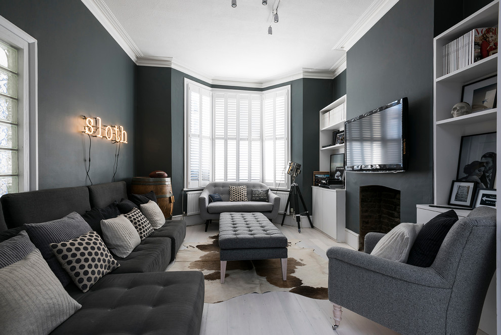 Стильный дизайн: большая открытая гостиная комната в стиле неоклассика (современная классика) с серыми стенами, телевизором на стене и стандартным камином - последний тренд