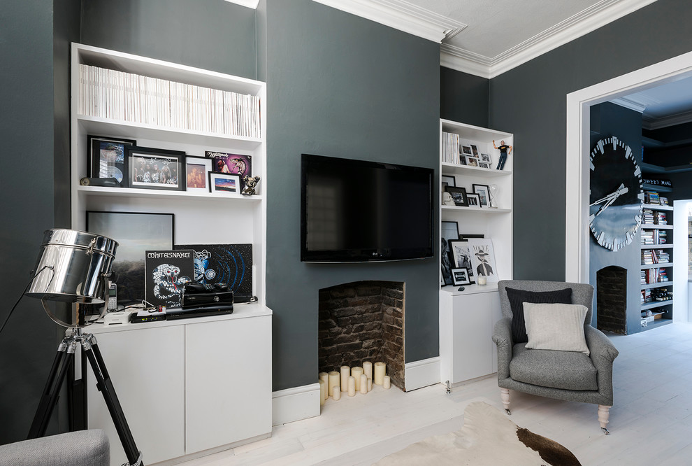 На фото: большая открытая гостиная комната в стиле неоклассика (современная классика) с серыми стенами и телевизором на стене