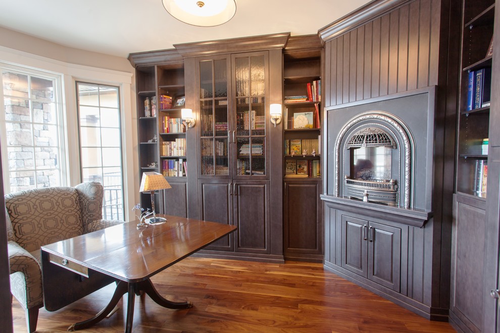 Idéer för ett mellanstort klassiskt separat vardagsrum, med ett bibliotek, beige väggar, mellanmörkt trägolv, en öppen hörnspis och en spiselkrans i trä