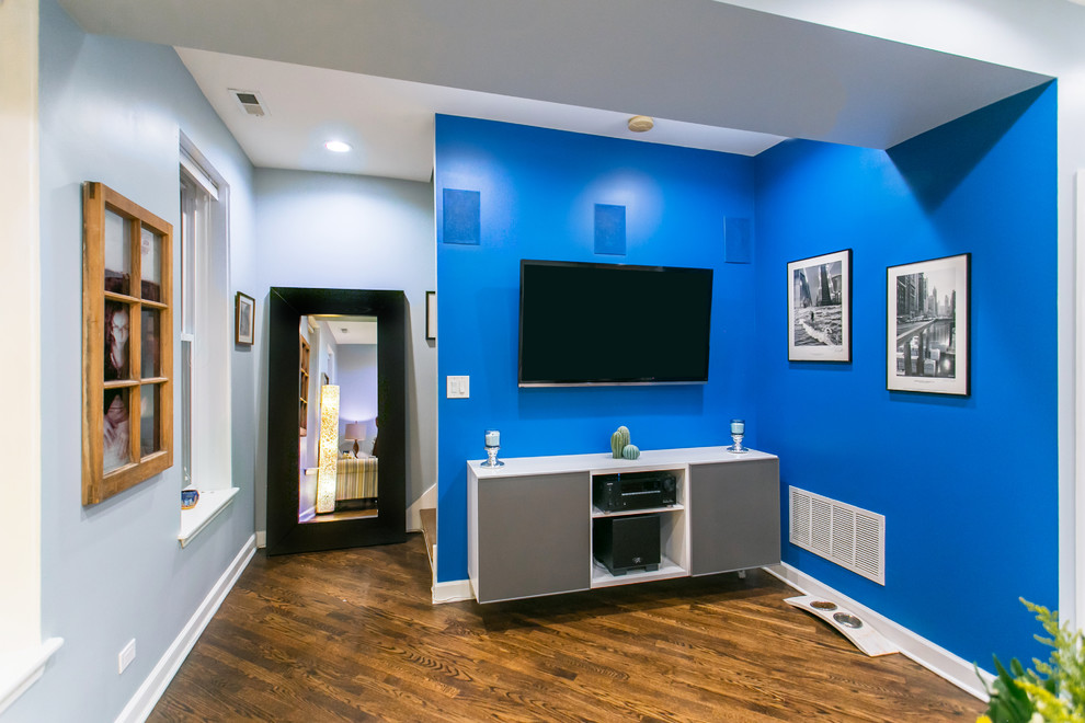 Идея дизайна: парадная, изолированная гостиная комната среднего размера в современном стиле с разноцветными стенами, темным паркетным полом, телевизором на стене и коричневым полом без камина