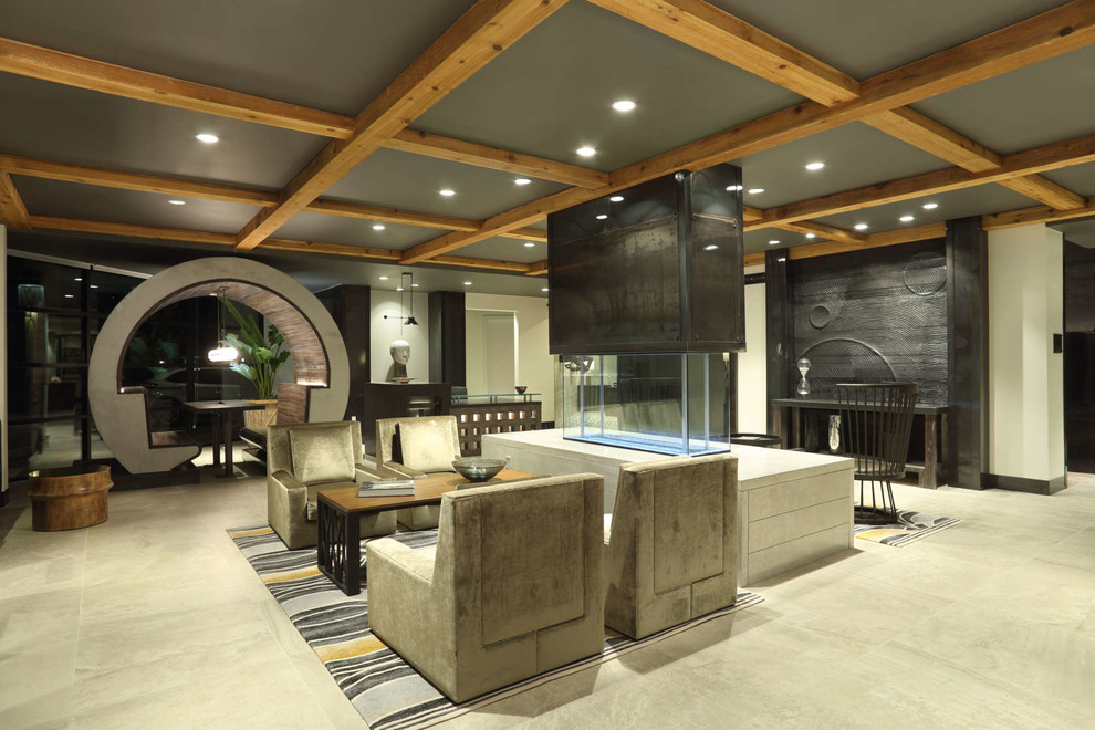 Diseño de salón abierto ecléctico grande con paredes beige, suelo de baldosas de cerámica, chimenea de doble cara y suelo beige