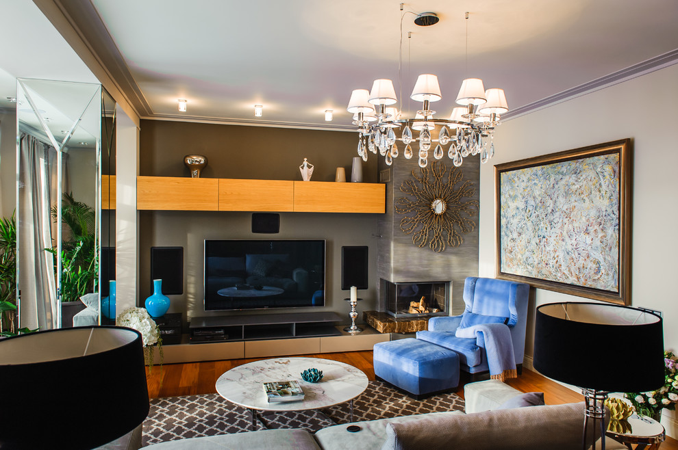 Пример оригинального дизайна: гостиная комната в современном стиле с паркетным полом среднего тона и телевизором на стене