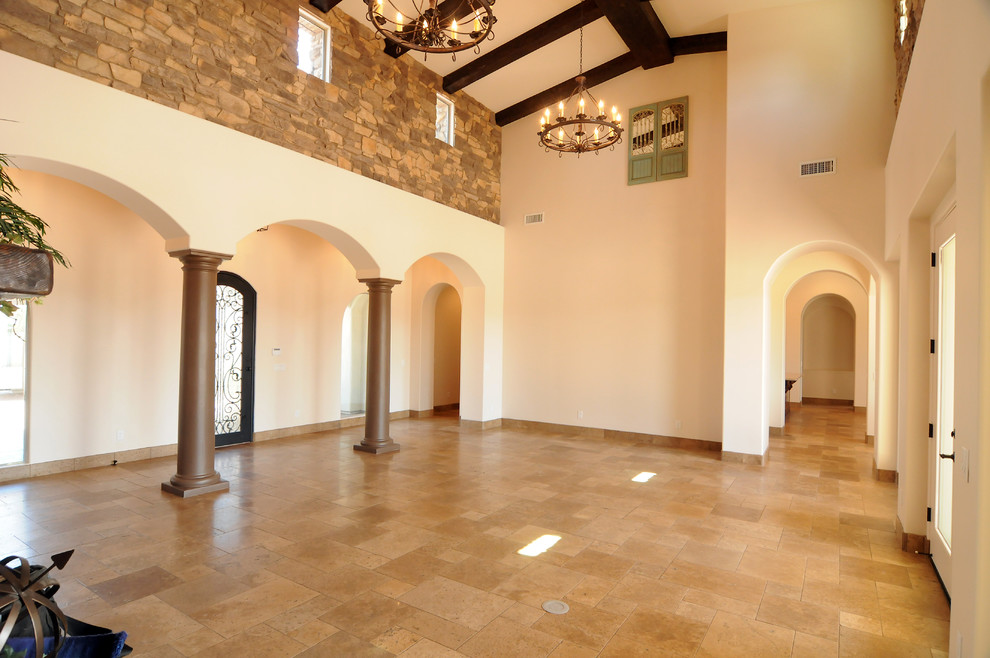 Foto på ett stort medelhavsstil allrum med öppen planlösning, med ett finrum, beige väggar, travertin golv, en standard öppen spis och en spiselkrans i sten