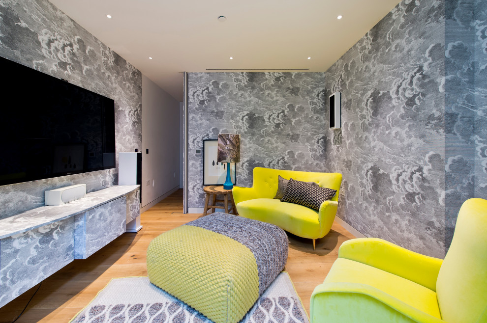 Идея дизайна: изолированная гостиная комната среднего размера в современном стиле с серыми стенами, светлым паркетным полом, телевизором на стене, бежевым полом и обоями на стенах