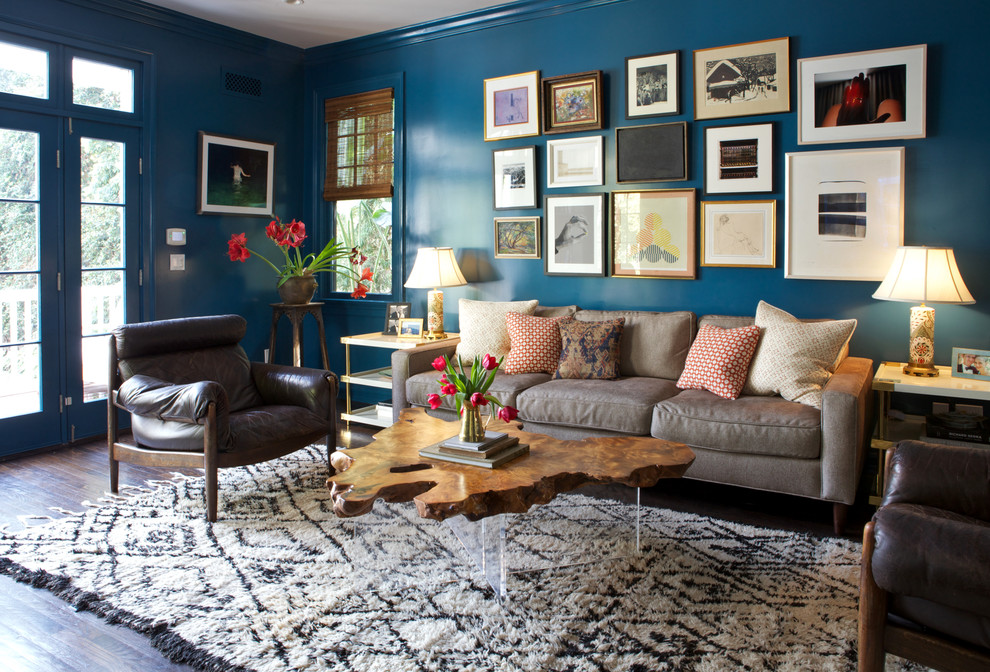 Inspiration för klassiska vardagsrum, med blå väggar och mörkt trägolv