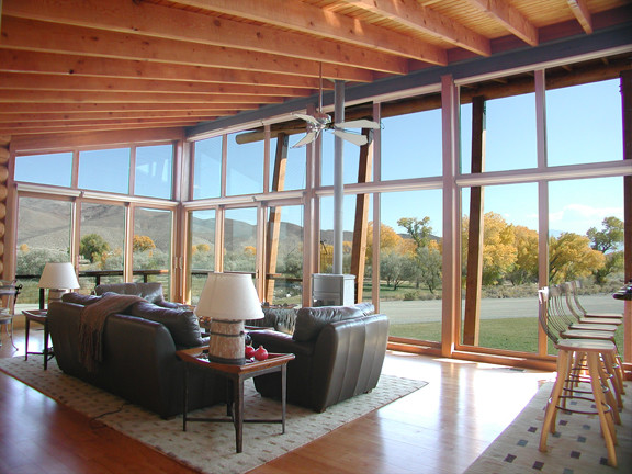 Foto de salón abierto contemporáneo de tamaño medio sin chimenea con suelo de madera en tonos medios