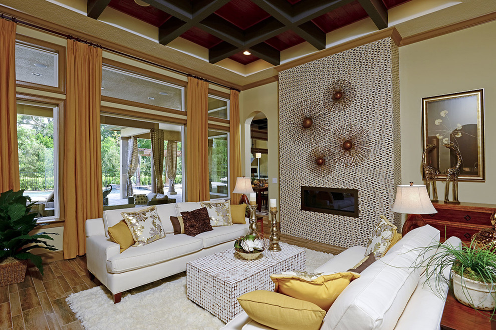 Пример оригинального дизайна: гостиная комната в морском стиле с желтыми стенами и горизонтальным камином без телевизора