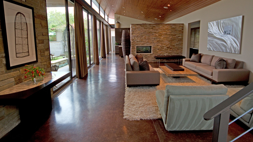Foto de salón para visitas abierto moderno grande sin chimenea y televisor con paredes beige y suelo de madera oscura