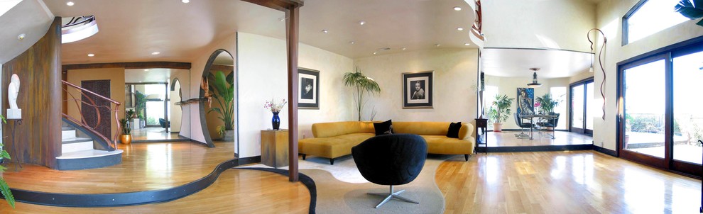 Esempio di un soggiorno minimalista di medie dimensioni e aperto con pareti gialle, parquet chiaro, camino classico, cornice del camino in metallo e pavimento giallo