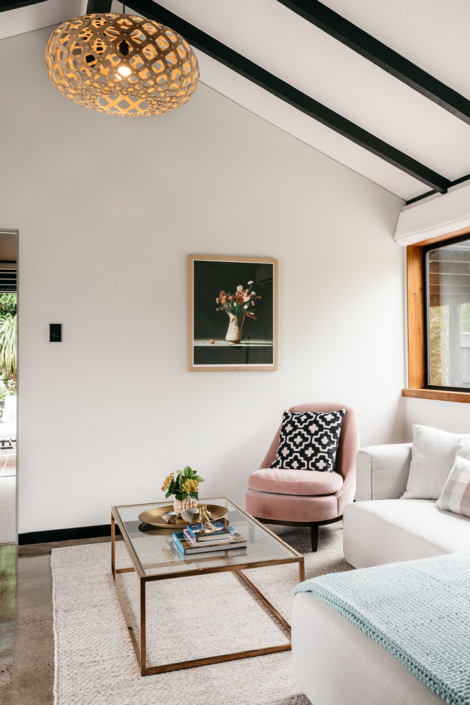 Идея дизайна: маленькая гостиная комната в стиле неоклассика (современная классика) с белыми стенами и бетонным полом для на участке и в саду