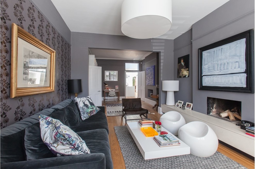 Идея дизайна: гостиная комната в стиле неоклассика (современная классика) с серыми стенами и паркетным полом среднего тона без камина, телевизора