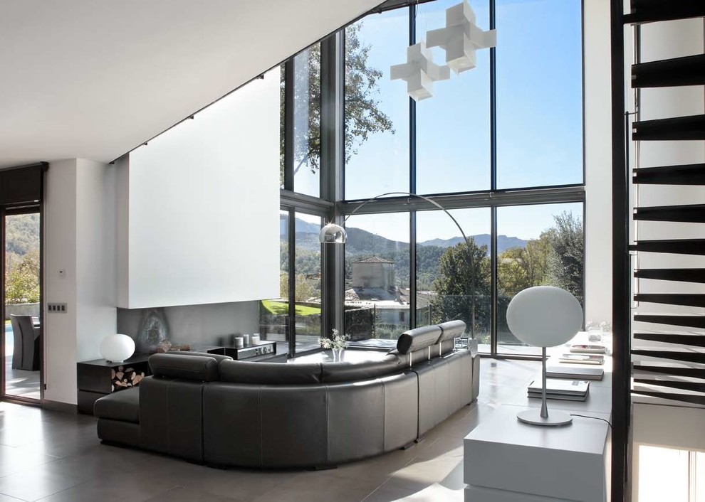 Großes, Offenes, Repräsentatives, Fernseherloses Modernes Wohnzimmer mit weißer Wandfarbe in Sonstige