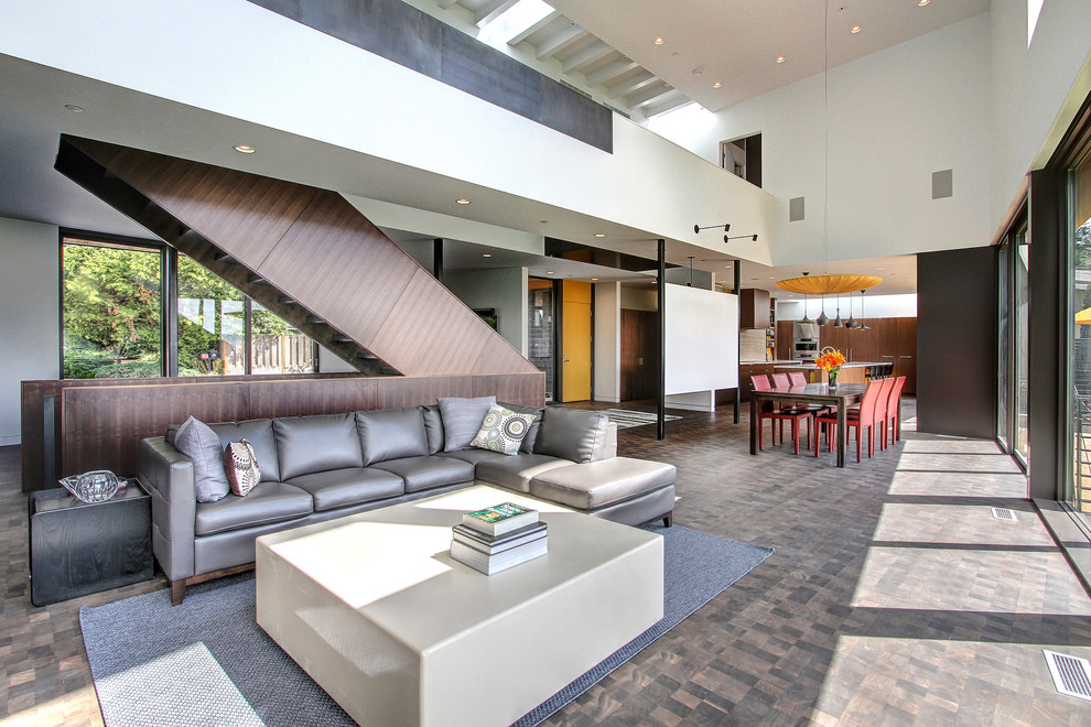 Foto di un soggiorno design aperto con pareti bianche, parquet scuro e pavimento marrone