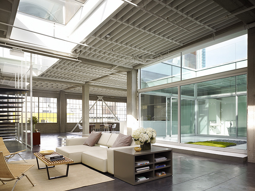 Idee per un soggiorno industriale di medie dimensioni e aperto con sala formale, pareti grigie, pavimento in cemento e pavimento grigio
