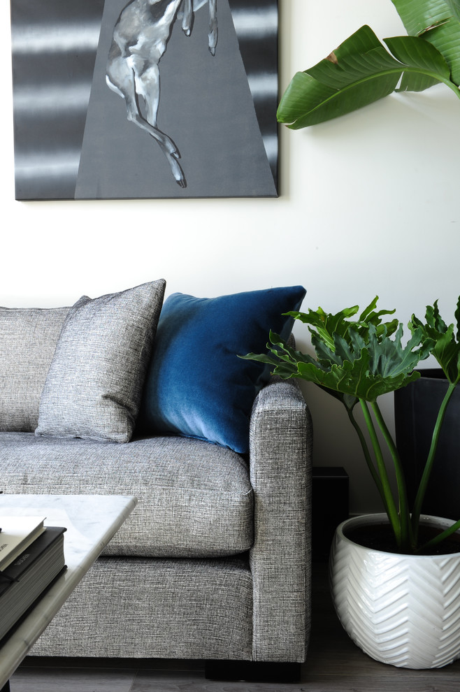 Idee per un piccolo soggiorno design chiuso con pareti beige e parquet chiaro