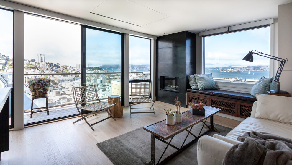 Modernes Wohnzimmer mit hellem Holzboden in San Francisco