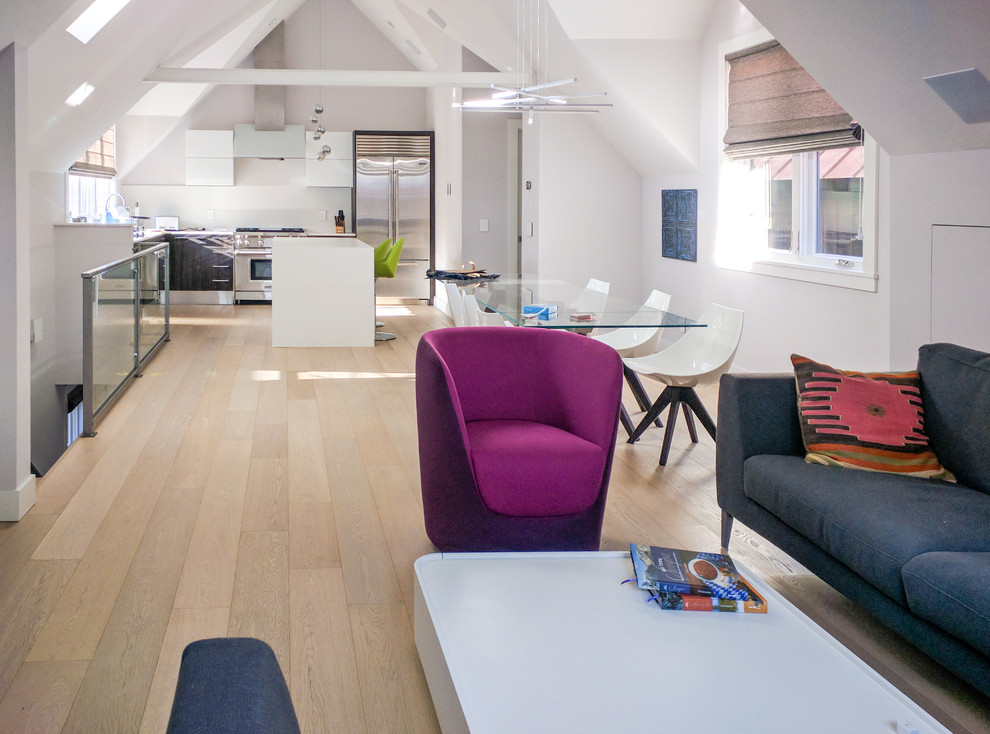 Mittelgroßes, Offenes Modernes Wohnzimmer mit hellem Holzboden in Denver