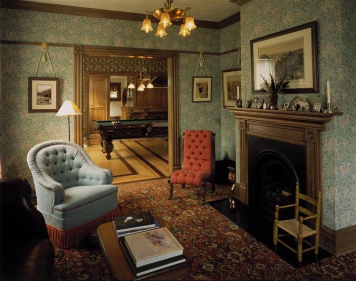 Cette photo montre un salon victorien avec une salle de réception, un mur multicolore, moquette, une cheminée standard et un manteau de cheminée en bois.