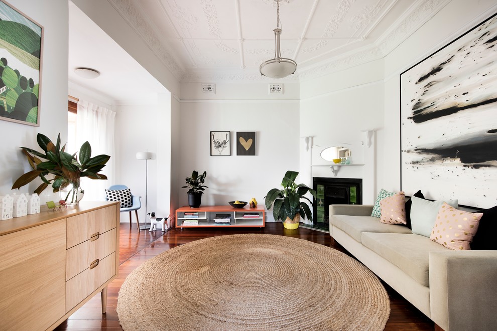 Mittelgroßes, Offenes Modernes Wohnzimmer mit braunem Holzboden, Eckkamin und gefliester Kaminumrandung in Sydney