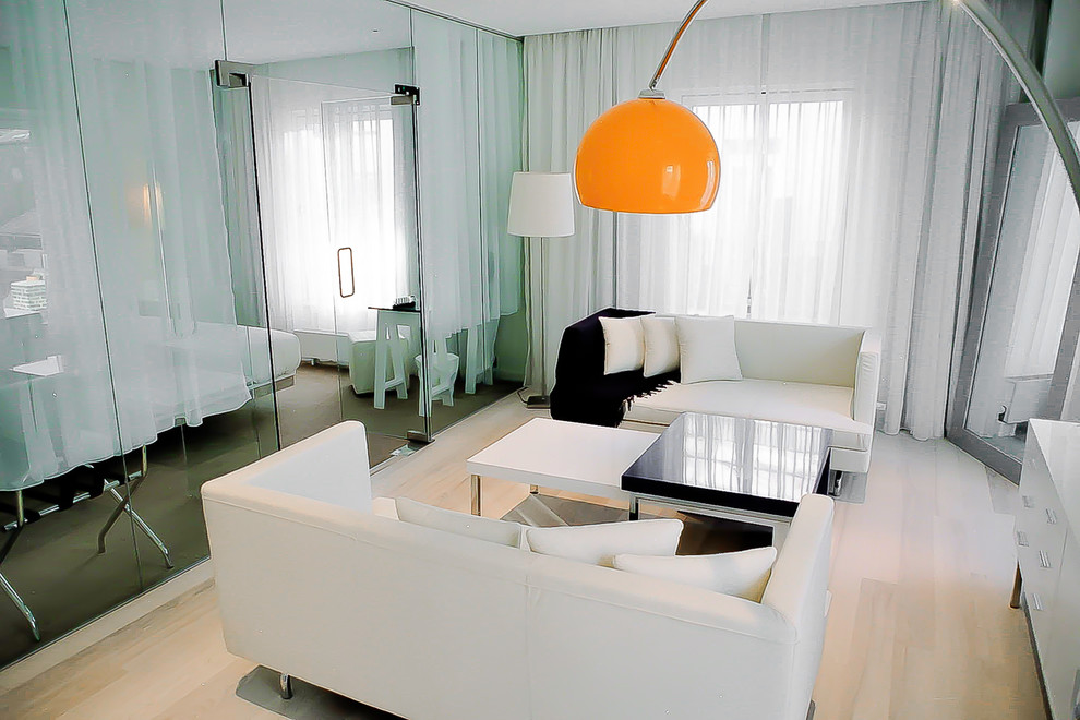 Свежая идея для дизайна: гостиная комната в стиле ретро с белыми стенами - отличное фото интерьера