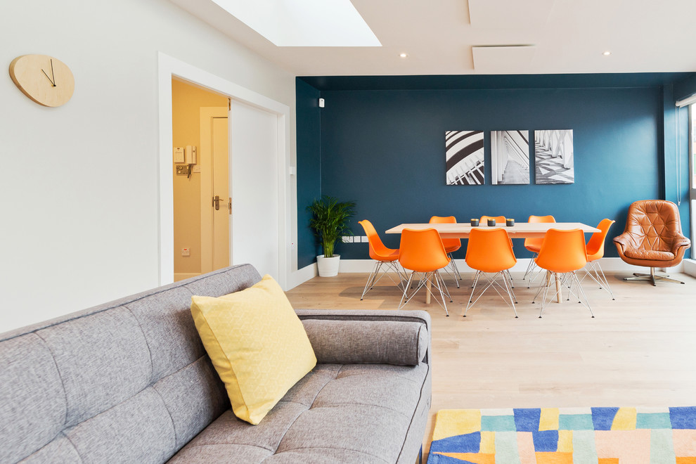Пример оригинального дизайна: открытая гостиная комната среднего размера в современном стиле с разноцветными стенами и полом из ламината без камина, телевизора