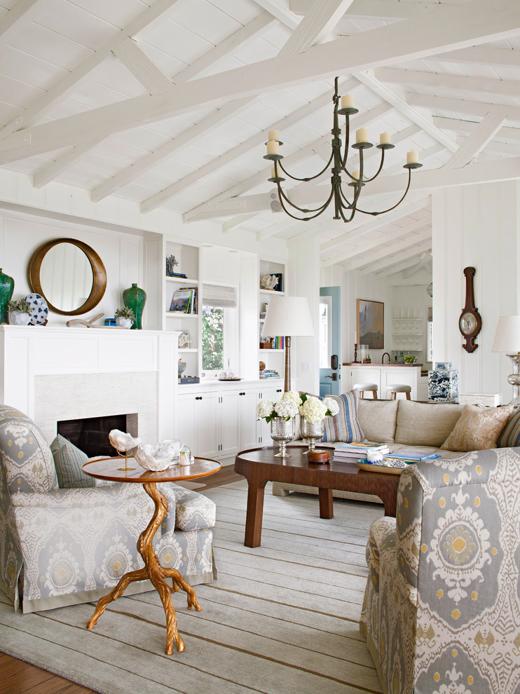 Offenes Maritimes Wohnzimmer mit weißer Wandfarbe, braunem Holzboden, Kamin und braunem Boden in Orange County