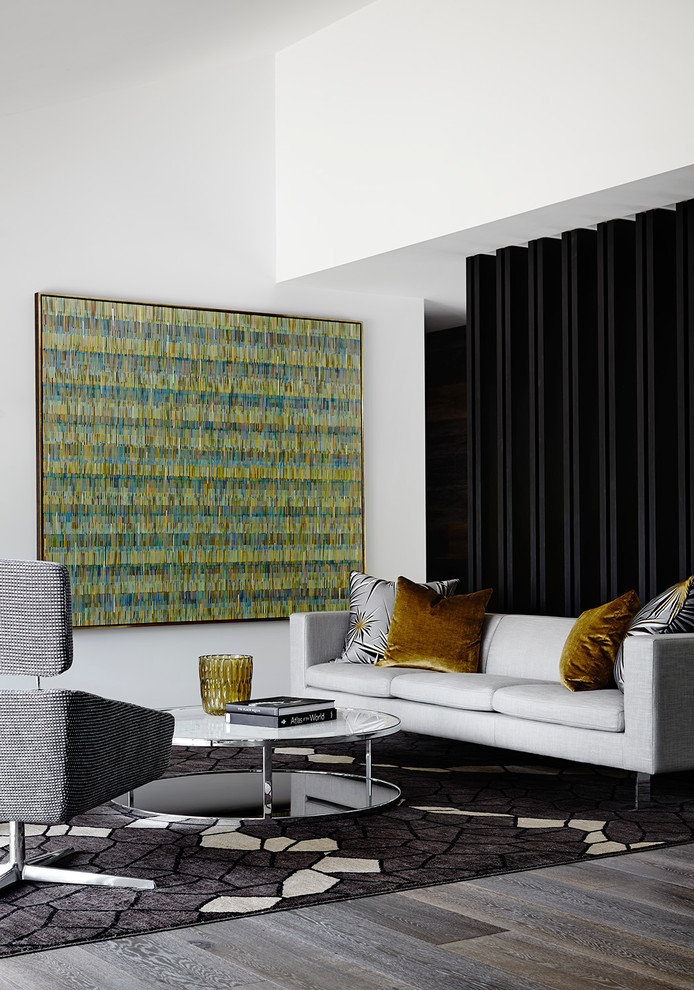 Großes, Repräsentatives, Fernseherloses, Abgetrenntes Modernes Wohnzimmer ohne Kamin mit weißer Wandfarbe und braunem Holzboden in Melbourne