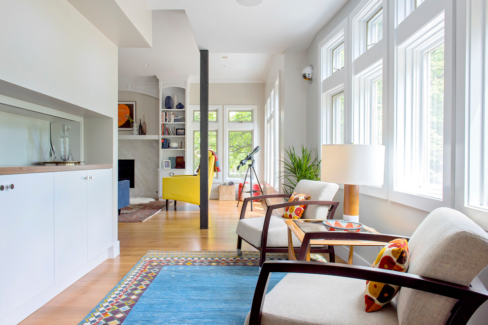 Idee per un soggiorno minimalista di medie dimensioni e aperto con pareti beige, parquet chiaro, camino classico, cornice del camino piastrellata e pavimento marrone