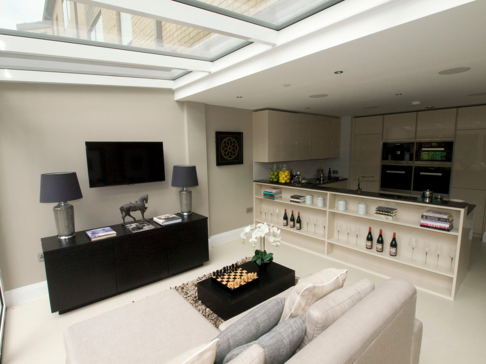 Mittelgroßes Modernes Wohnzimmer mit beiger Wandfarbe, Porzellan-Bodenfliesen und TV-Wand in Cambridgeshire