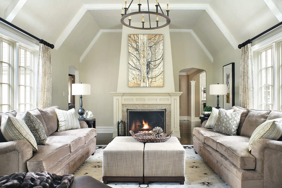 Inspiration pour un salon traditionnel avec un mur beige, parquet foncé, une cheminée standard et un manteau de cheminée en carrelage.