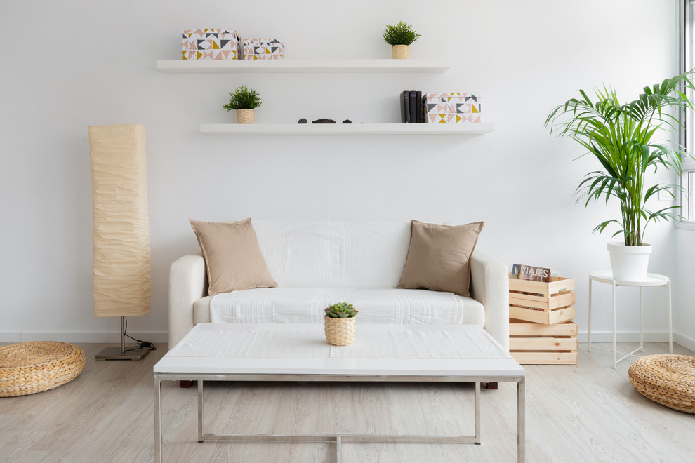 Imagen de salón abierto nórdico sin chimenea con paredes blancas, suelo de madera clara y suelo beige