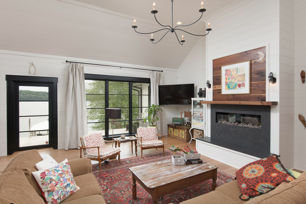 Cette photo montre un salon nature ouvert avec un mur blanc, un sol en bois brun, une cheminée ribbon, un téléviseur fixé au mur et un sol marron.
