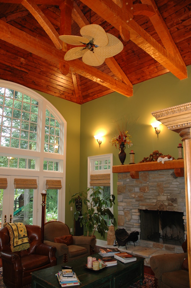 Идея дизайна: гостиная комната в современном стиле с зелеными стенами, стандартным камином и фасадом камина из камня