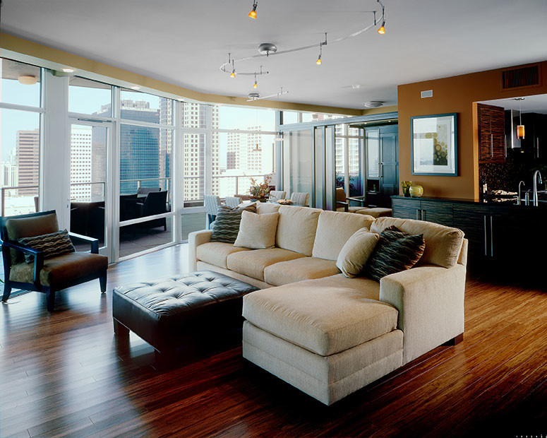 Стильный дизайн: открытая гостиная комната среднего размера в современном стиле с домашним баром, оранжевыми стенами и полом из бамбука без камина, телевизора - последний тренд
