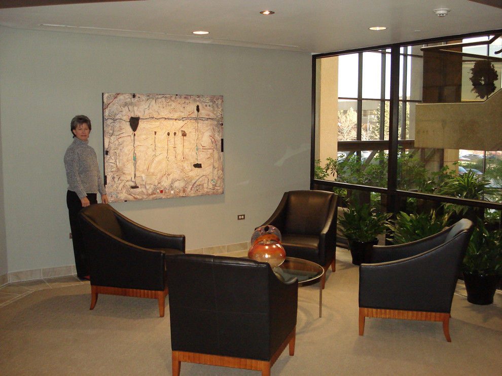 Mittelgroßes, Repräsentatives, Fernseherloses, Offenes Modernes Wohnzimmer ohne Kamin mit beiger Wandfarbe und braunem Holzboden in Denver