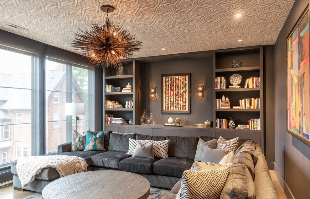 Mittelgroßes, Fernseherloses, Abgetrenntes Modernes Wohnzimmer ohne Kamin mit grauer Wandfarbe, hellem Holzboden und braunem Boden in Chicago