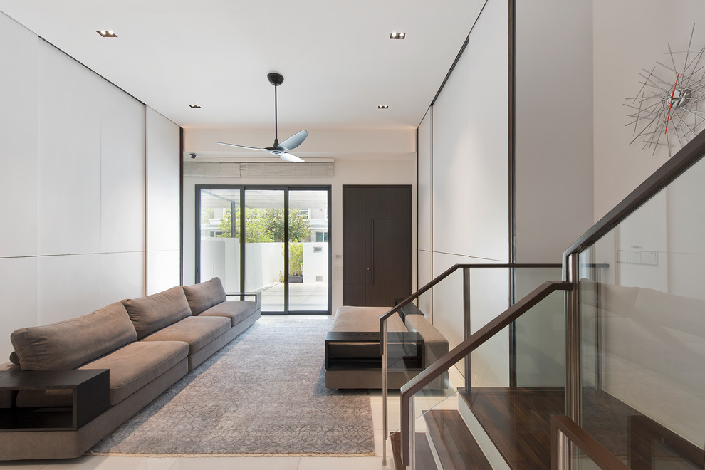 Esempio di un soggiorno design aperto con sala formale, pareti bianche e pavimento bianco