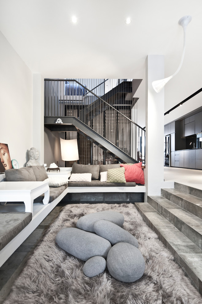 Свежая идея для дизайна: парадная, открытая гостиная комната в современном стиле с белыми стенами и бетонным полом - отличное фото интерьера