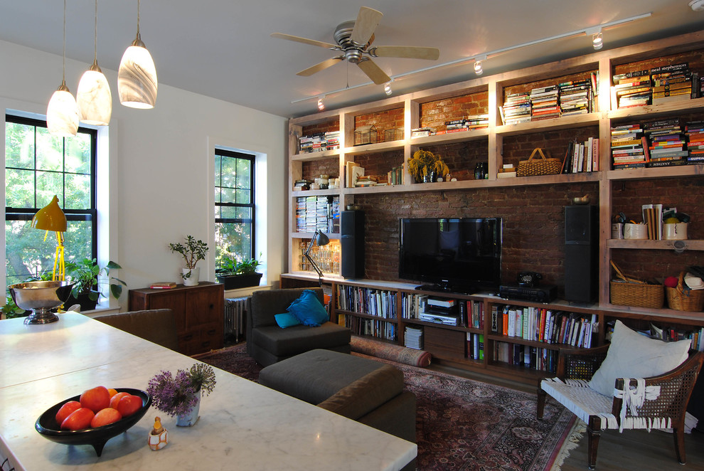 Modelo de salón actual de tamaño medio con suelo de madera en tonos medios y televisor colgado en la pared