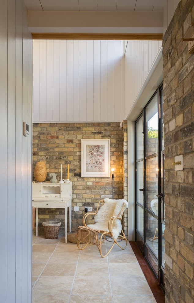 Kleines Country Wohnzimmer im Loft-Stil mit weißer Wandfarbe, Keramikboden und beigem Boden in Cambridgeshire