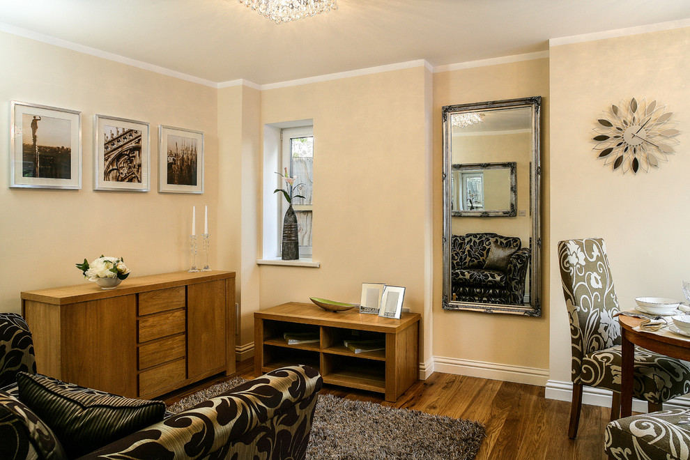 Foto de salón contemporáneo pequeño con paredes beige y suelo de madera clara