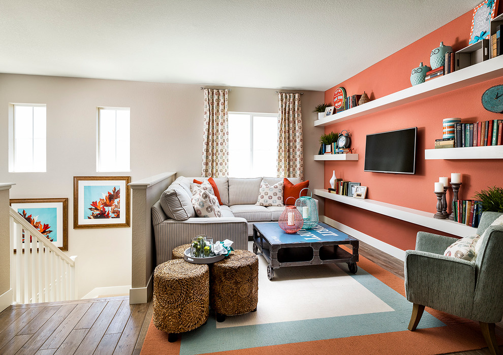 На фото: парадная, двухуровневая гостиная комната среднего размера в стиле неоклассика (современная классика) с оранжевыми стенами, мультимедийным центром и акцентной стеной с