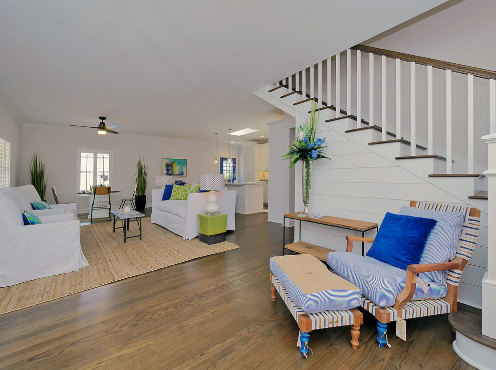 Idee per un soggiorno stile marino di medie dimensioni con pareti bianche, pavimento in legno massello medio e pavimento marrone