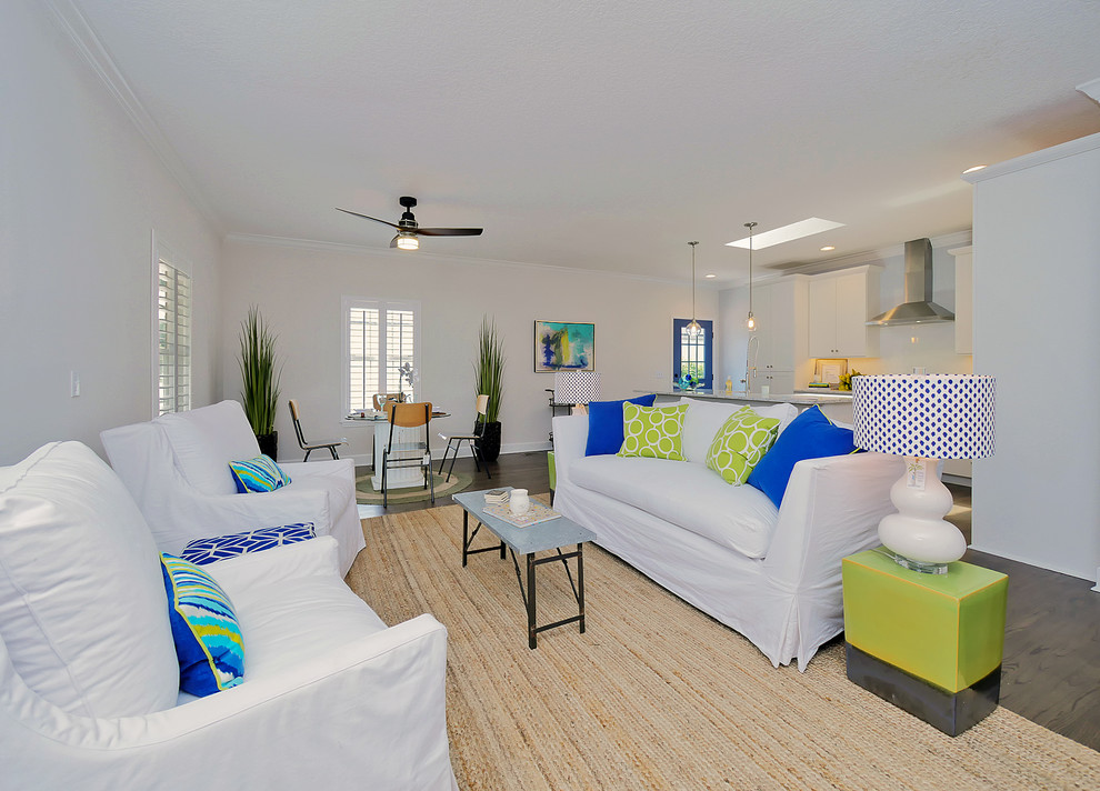 Idee per un soggiorno costiero di medie dimensioni con pareti bianche, pavimento in legno massello medio e pavimento marrone