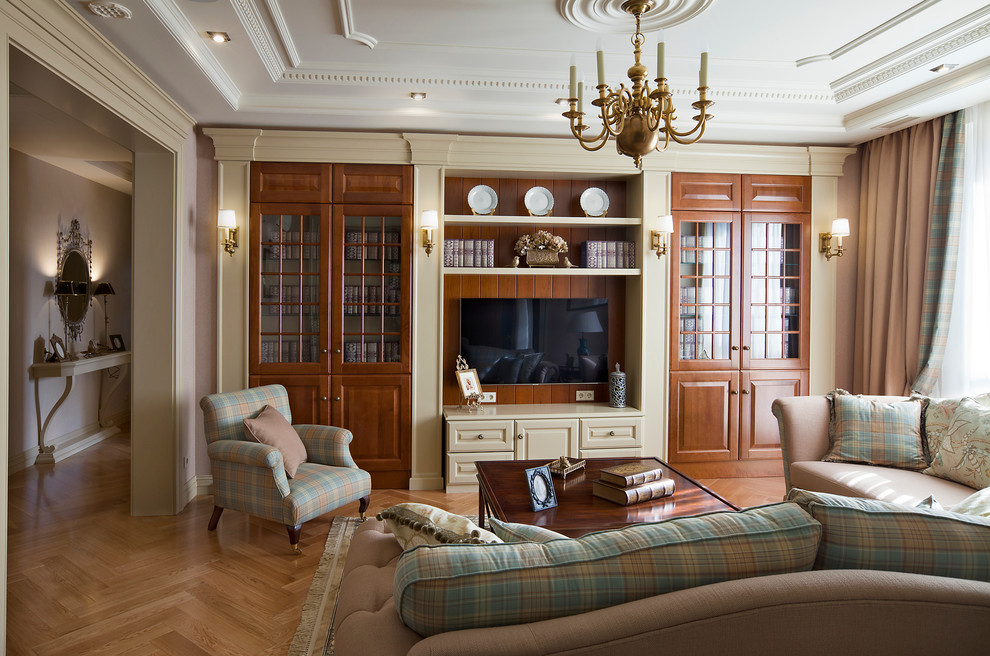 Offenes, Repräsentatives Klassisches Wohnzimmer ohne Kamin mit beiger Wandfarbe, braunem Holzboden und TV-Wand in Moskau